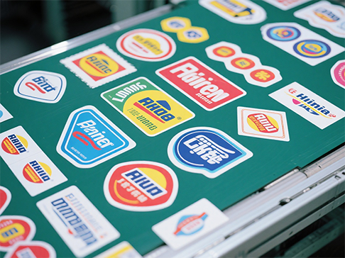 స్వీయ అంటుకునే లేజర్ డై కటింగ్ కోసం ఎలాంటి లేజర్ కంట్రోలర్‌ను ఉపయోగించవచ్చు