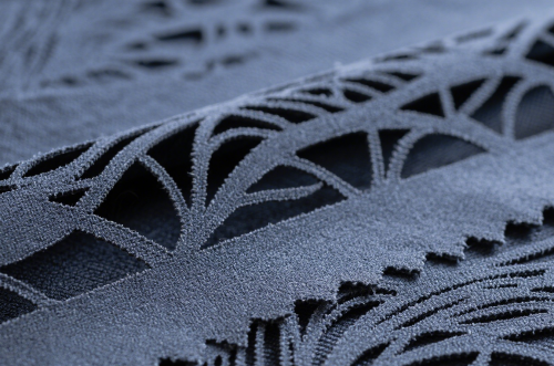 ఫ్యాబ్రిక్స్ కోసం లేజర్ కట్టింగ్ యొక్క ప్రయోజనాలు మరియు లేజర్ కంట్రోల్ సిస్టమ్స్ యొక్క ప్రాముఖ్యత